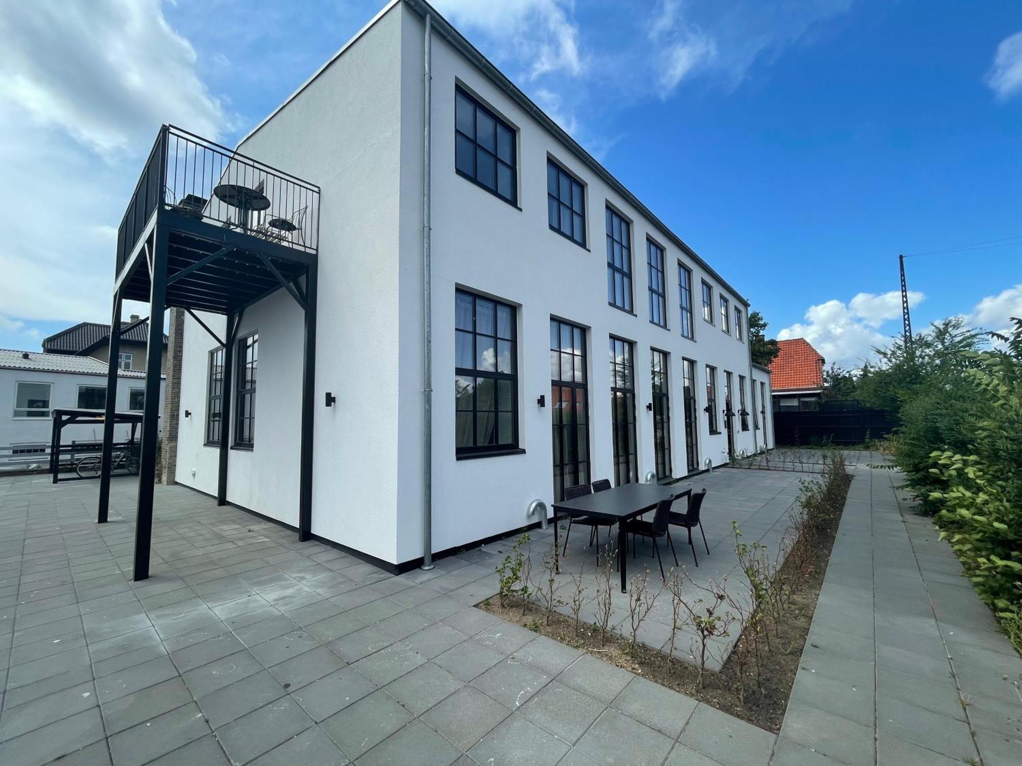 Cozy And Bright With Private Car Park Apartment *